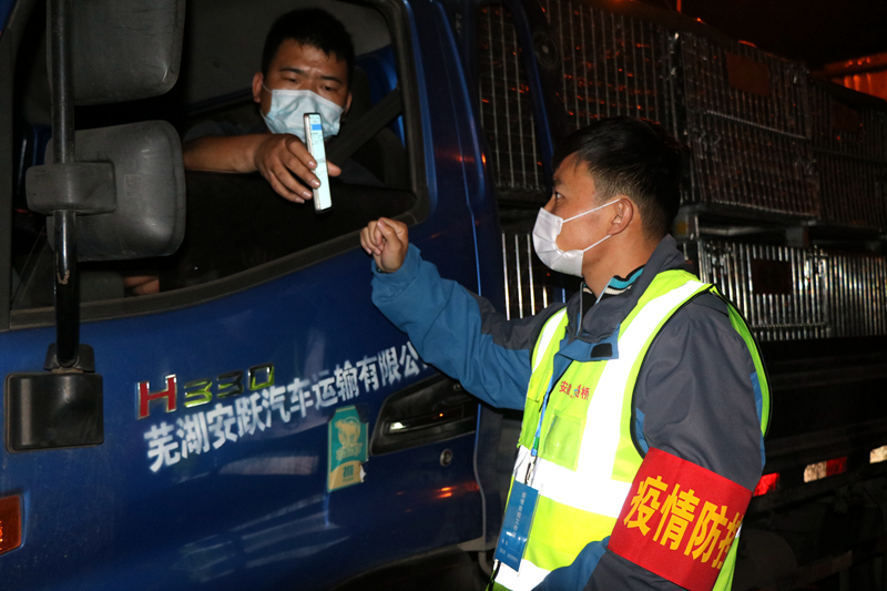 新一輪疫情發(fā)生后，安徽路橋迅速行動，組織全體職工和勞務(wù)工人進(jìn)行全員核算檢測，筑牢疫情防控第一道防線。此外，還積極投身屬地疫情防控，踐行國企擔(dān)當(dāng)。